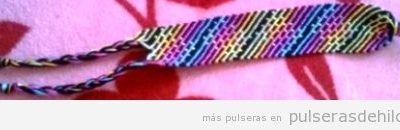 Patrón de pulsera de hilo con rayas de arcoiris