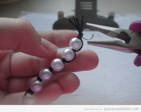 Tutorial Pulsera DIY con perlas e hilo fácil, paso 5