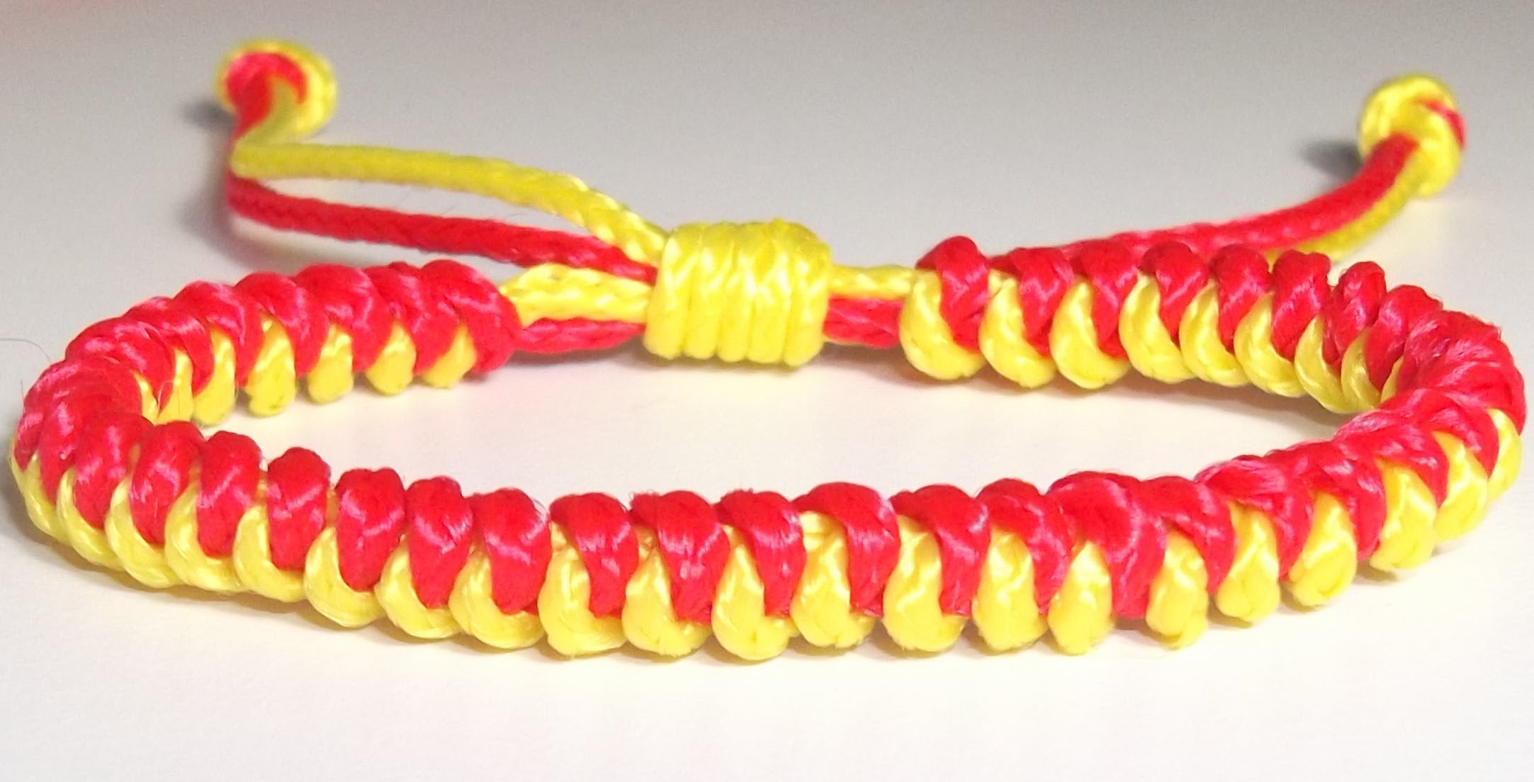 Cómo hacer una pulsera de cuerdas nudo serpiente y los colores de la selección española - Pulseras de Hilo