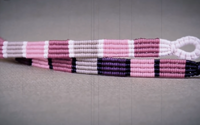 Aprende cómo hacer una pulsera de macramé a rayas preciosa con este vídeo