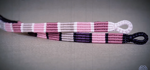 Aprende cómo hacer una pulsera de macramé a rayas preciosa con este vídeo
