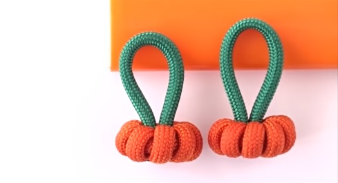 Cómo hacer una pulsera de cuerdas con calabazas para Halloween, videotutorial fácil